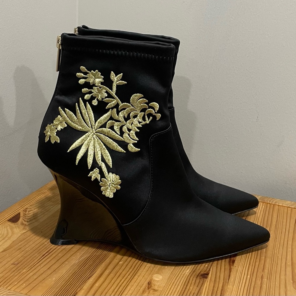 Natori Neko Satin Embroidery Wedge Ankle Boot Size 8.5 - Picture 3 of 6